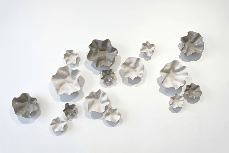 flori-ash-sculpture-flowers-decoration-white-sculpturi-gri-perete