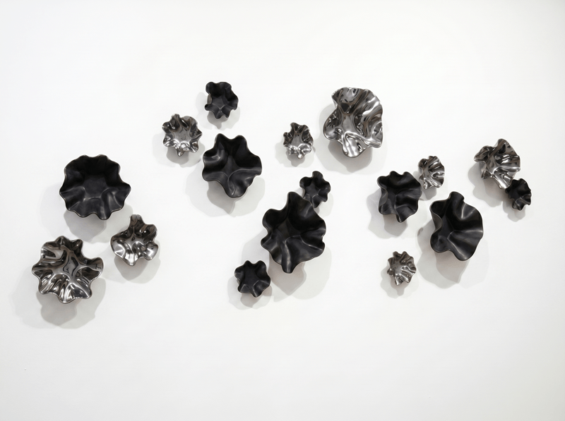 flori-eclipse-sculpture-flowers-decoration-black-metalic-sculpturi-negru-perete