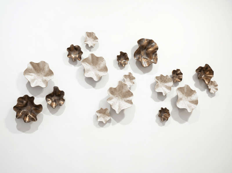 flori-linen-sculpture-flowers-decoration-white-sculpturi-bej-auriu-perete